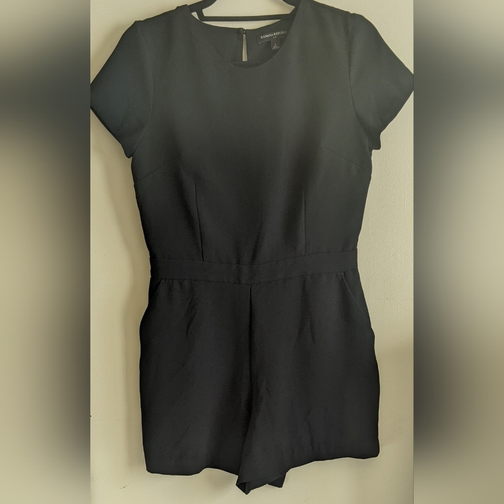 Banana Republic Size: 2 Black color